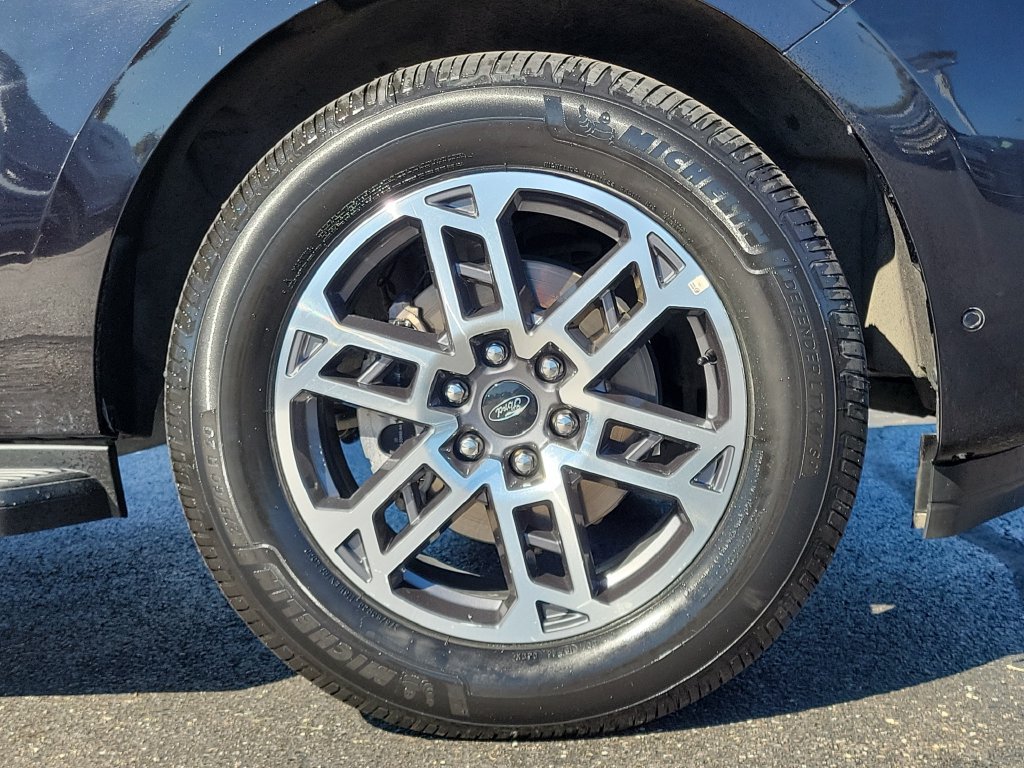 Certified 2025 Ford Expedition Active AWD/4WD image 10