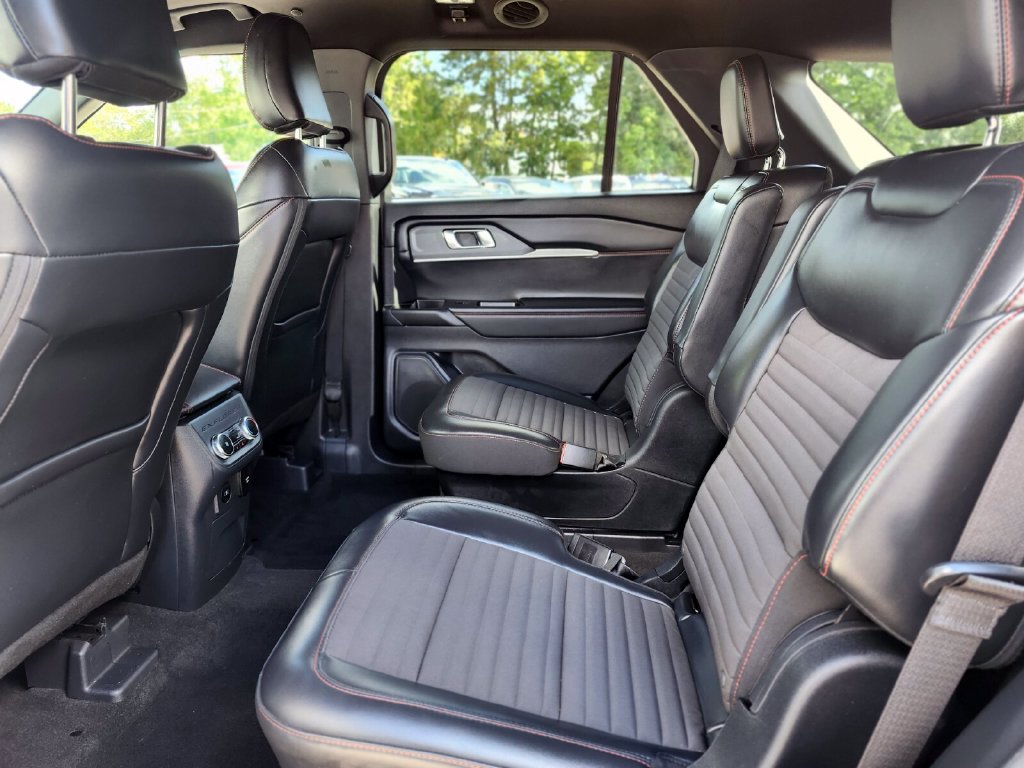 Certified 2025 Ford Explorer ST-Line w/ Premium Package AWD/4WD image 16