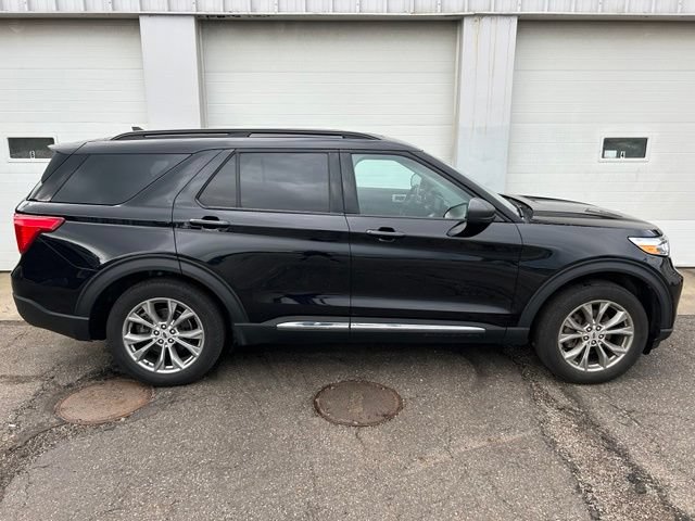 Certified 2023 Ford Explorer XLT w/ Equipment Group 202A AWD/4WD image 6