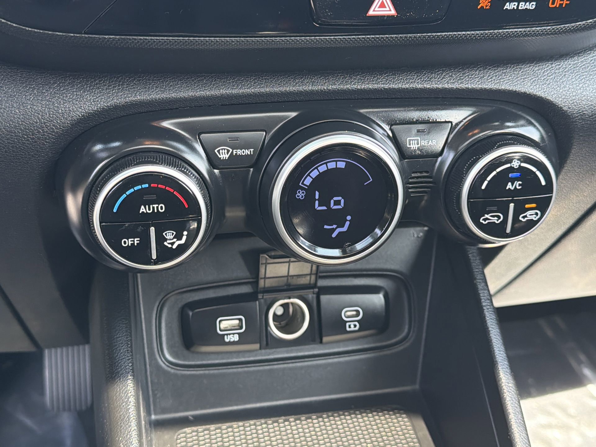 Used 2023 Hyundai Venue SEL FWD image 8