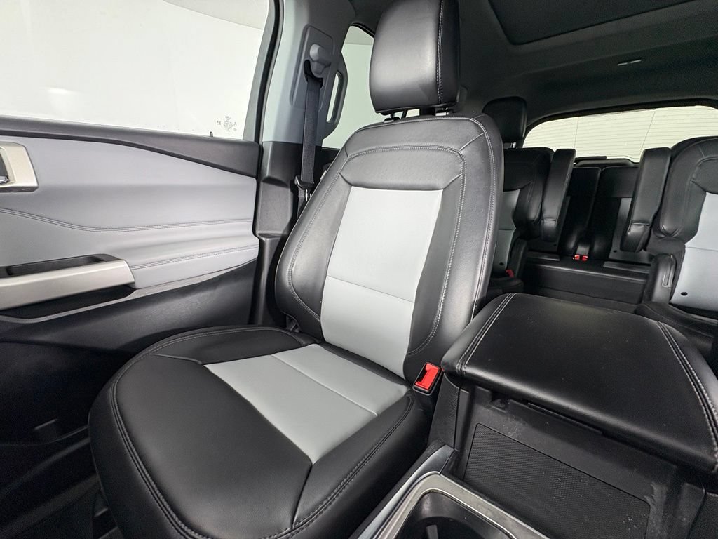 Certified 2023 Ford Explorer XLT w/ Equipment Group 202A AWD/4WD image 18