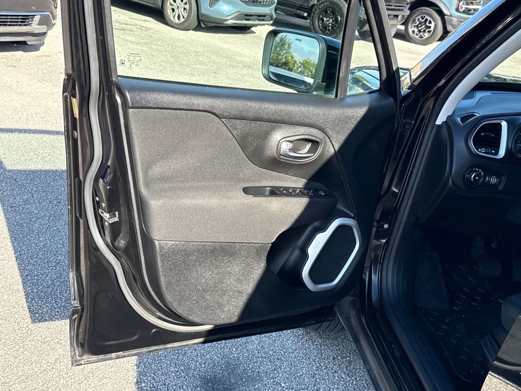 Used 2018 Jeep Renegade Latitude w/ Trailer Tow Group image 13