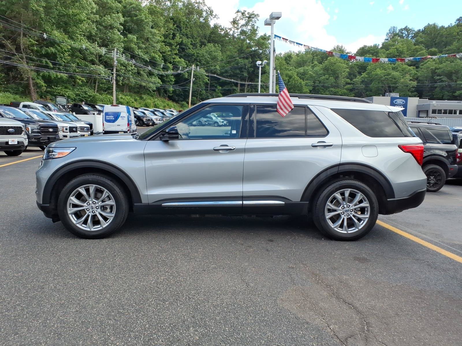 Certified 2024 Ford Explorer XLT w/ Equipment Group 202A AWD/4WD image 5