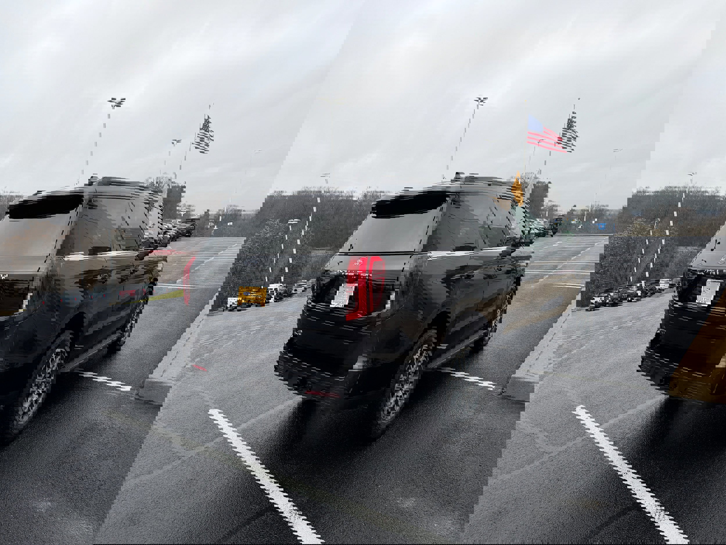 Certified 2025 Ford Expedition Active image 3