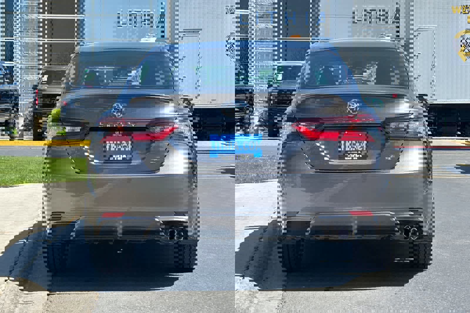 Used 2024 Toyota Camry SE FWD image 4