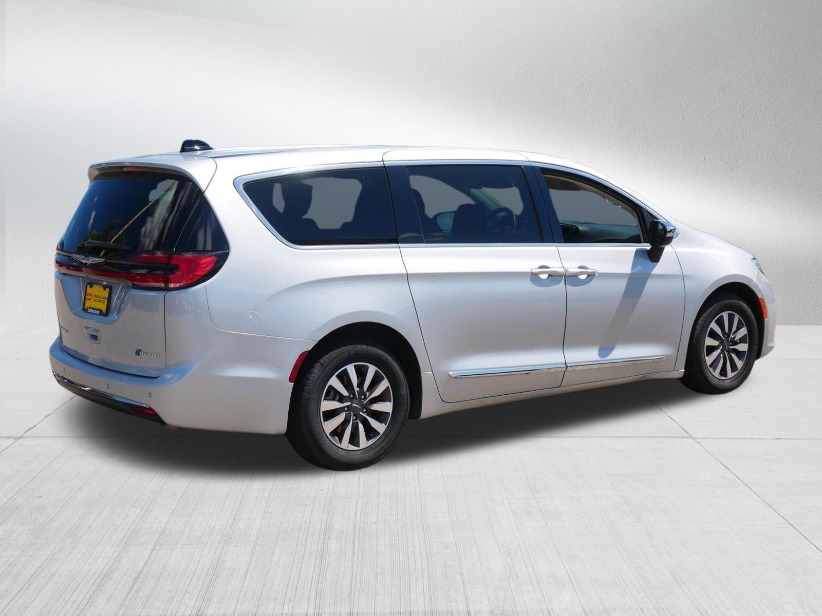 Used 2023 Chrysler Pacifica Limited FWD image 7