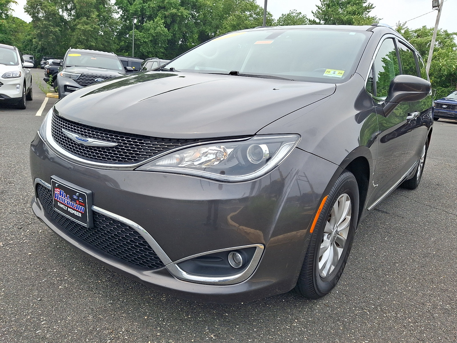 Used 2019 Chrysler Pacifica Touring-L FWD image 4