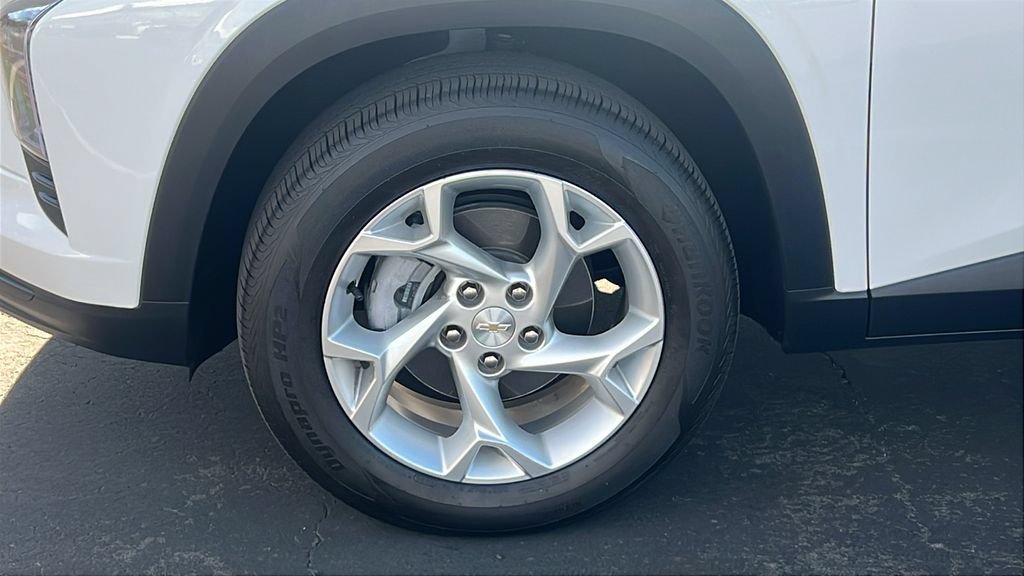 Used 2024 Chevrolet Trax LS w/ LS Convenience Package FWD image 8