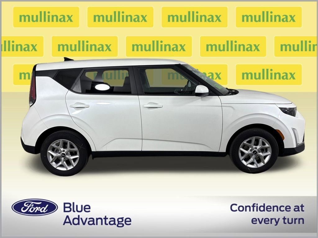 Used 2024 Kia Soul LX w/ Option Group 015 FWD image 2