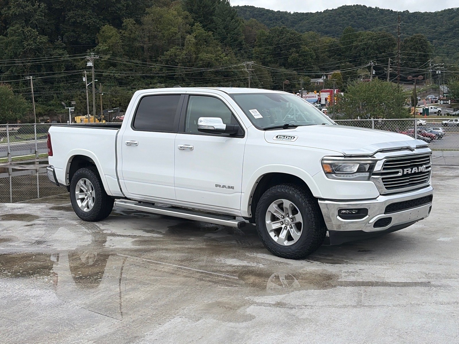 Used 2022 RAM 1500 Laramie AWD/4WD image 1