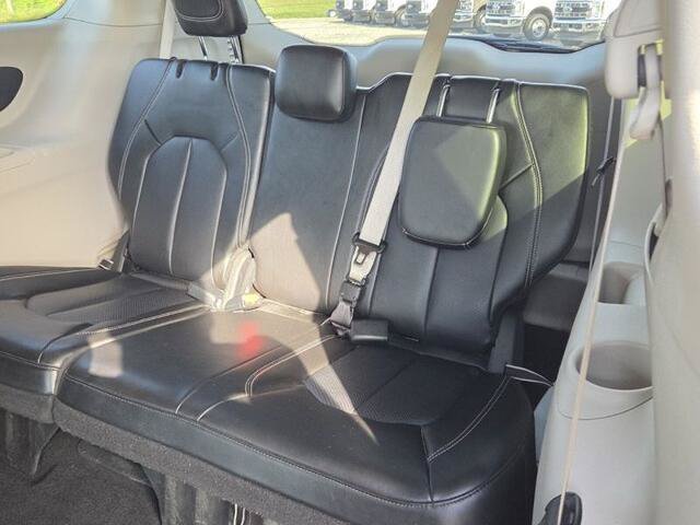 Used 2023 Chrysler Pacifica Touring-L FWD image 9