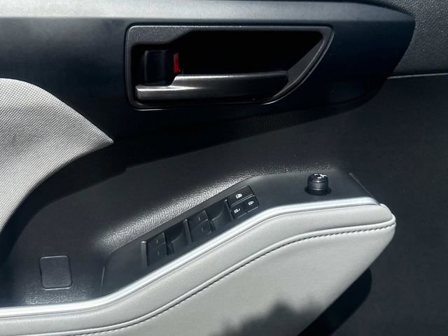 Used 2023 Toyota Highlander L FWD image 27