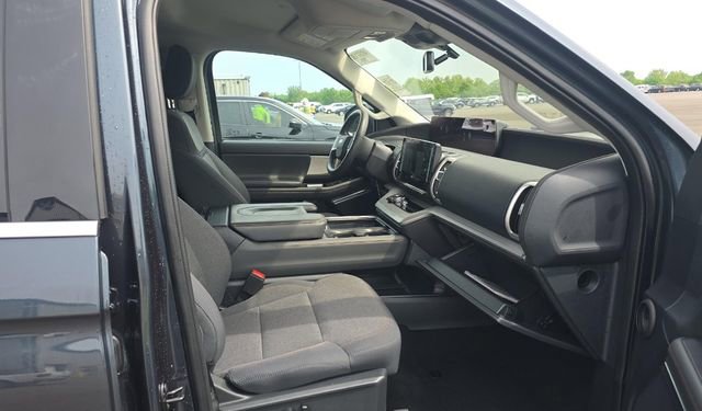 Certified 2025 Ford Expedition Active AWD/4WD image 5