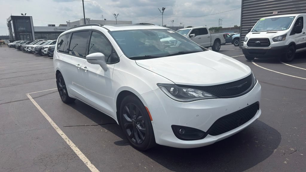 Used 2019 Chrysler Pacifica Limited w/ Advanced Safetytec Group FWD image 4