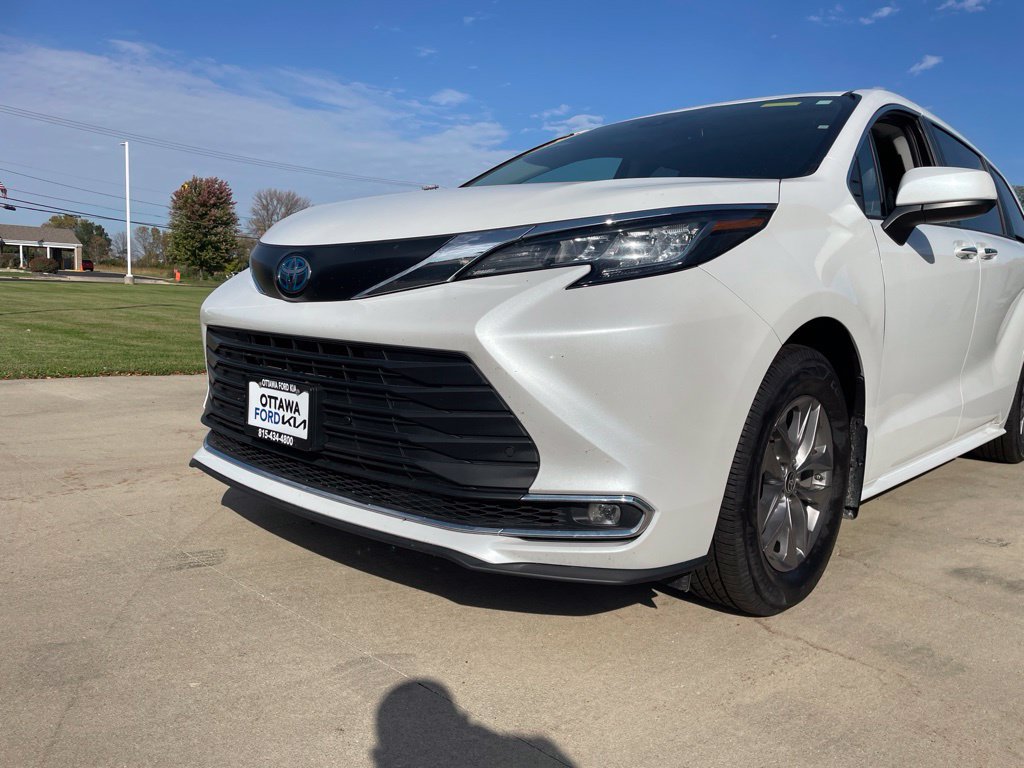 Used 2023 Toyota Sienna XLE AWD/4WD image 16