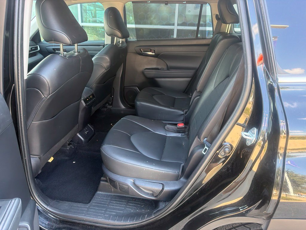 Used 2022 Toyota Highlander XLE FWD image 12