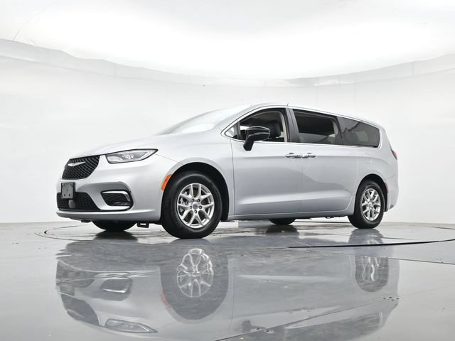Used 2024 Chrysler Pacifica Touring-L FWD image 40