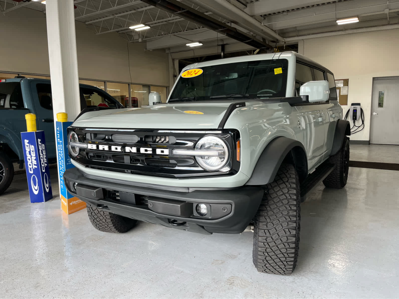Certified 2024 Ford Bronco Outer Banks w/ Sasquatch Package AWD/4WD image 4