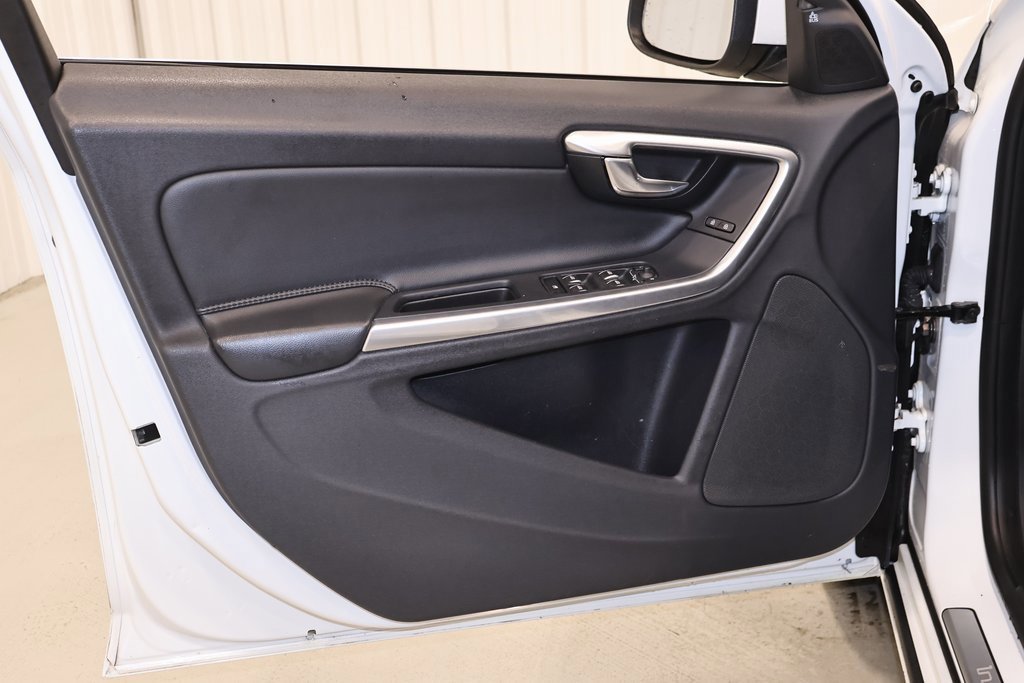 Used 2017 Volvo S60 T5 Inscription image 11