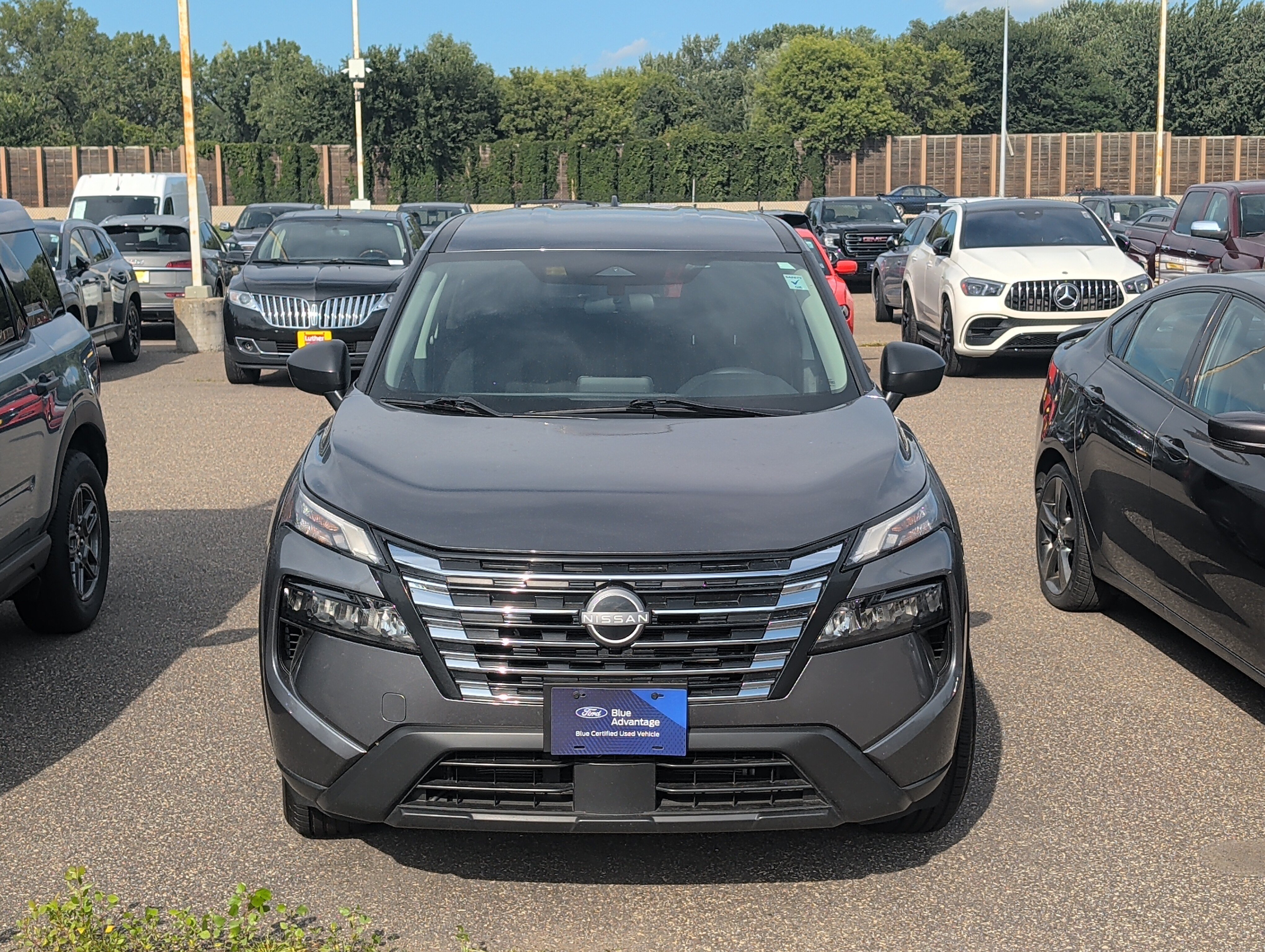 Used 2024 Nissan Rogue S AWD/4WD image 2