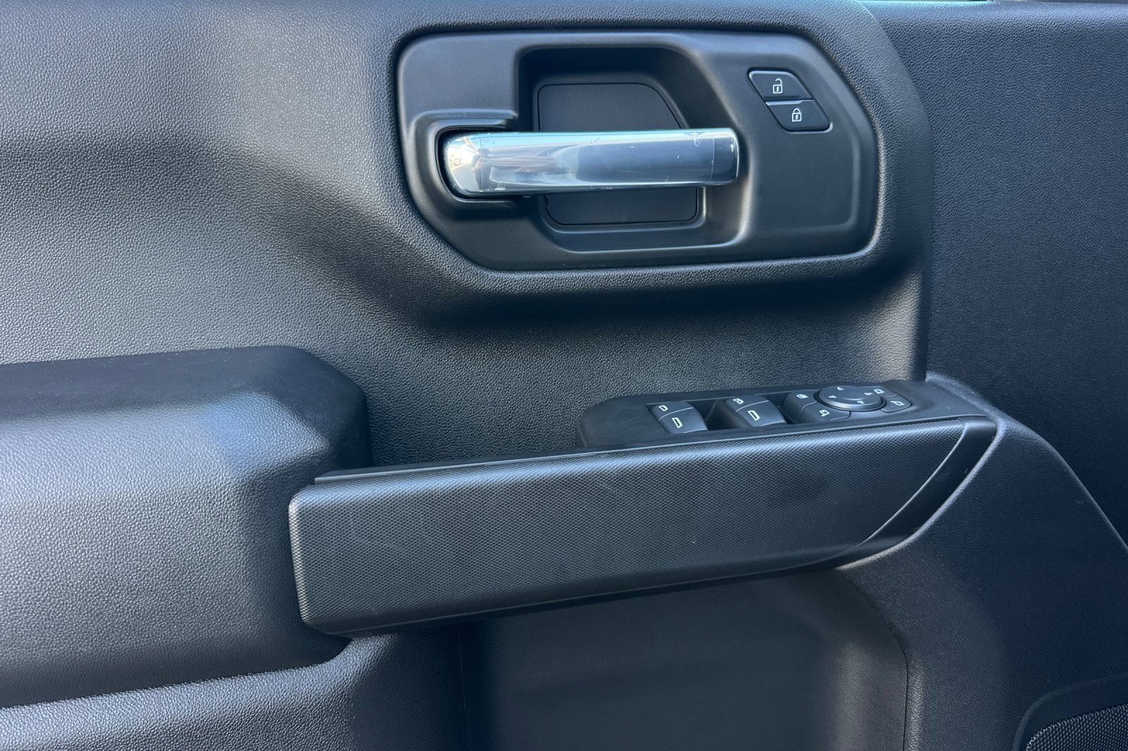 Used 2025 Chevrolet Silverado 2500 Custom w/ Custom Value Package image 10