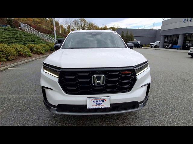 Used 2025 Honda Pilot TrailSport image 3