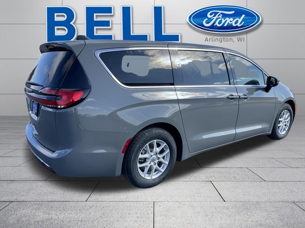 Used 2023 Chrysler Pacifica Touring-L image 3