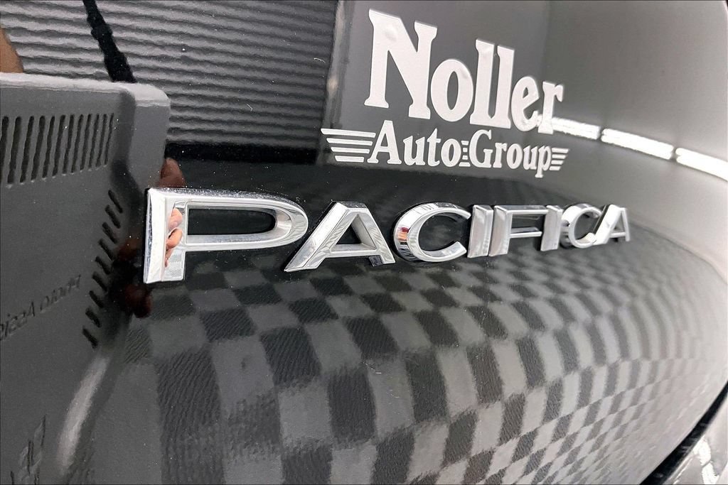 Used 2025 Chrysler Pacifica Select FWD image 8
