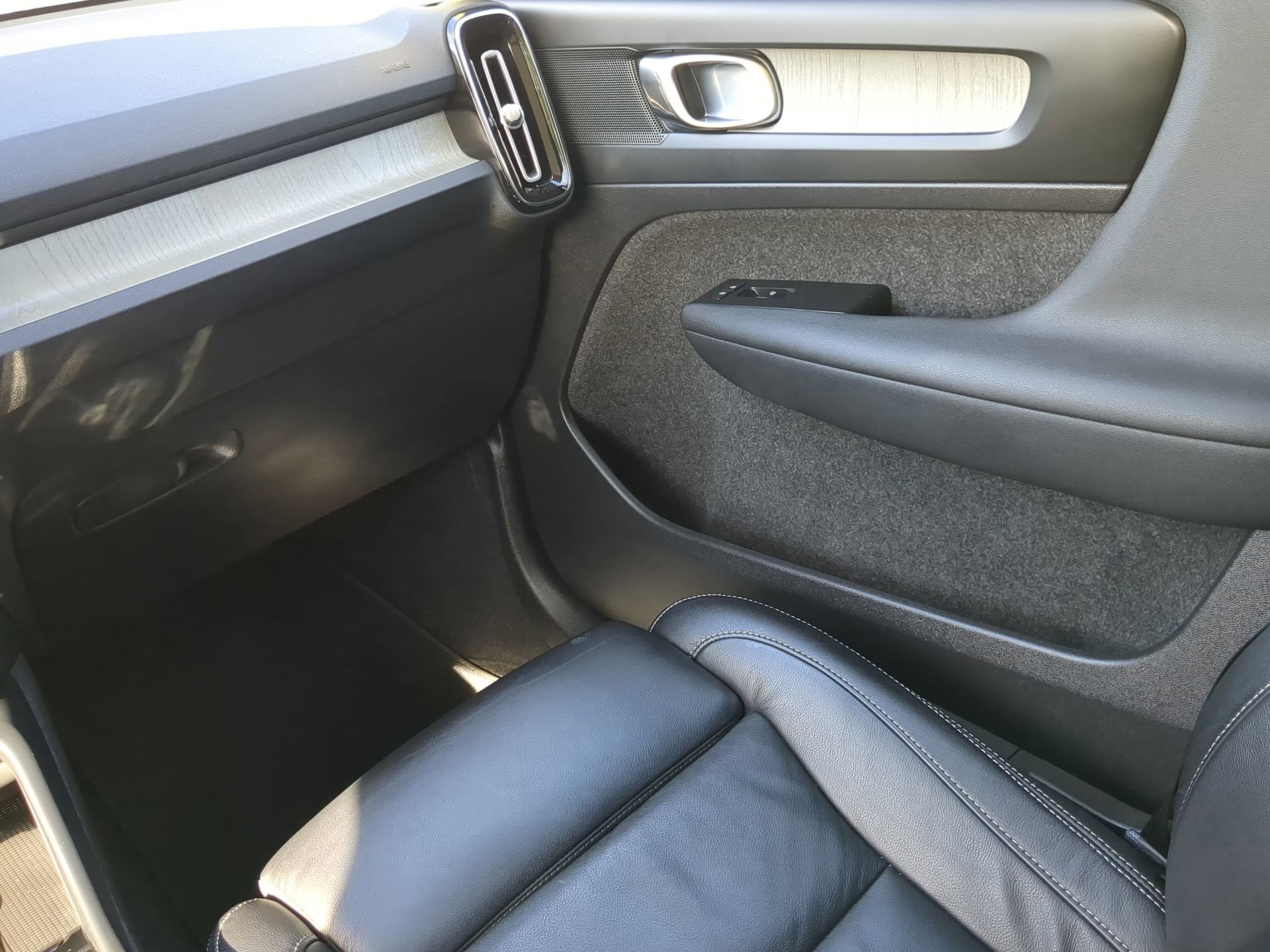 Used 2023 Volvo XC40 B5 Plus image 45