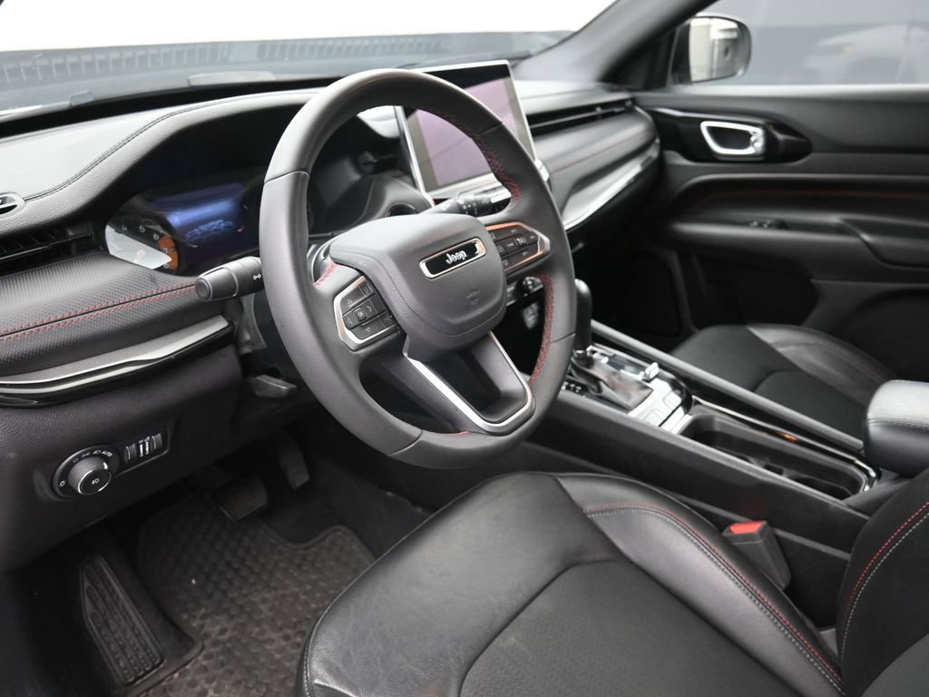 Used 2025 Jeep Compass Trailhawk AWD/4WD image 18