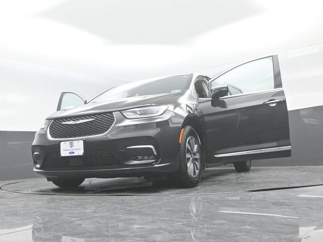Used 2023 Chrysler Pacifica Limited FWD image 31