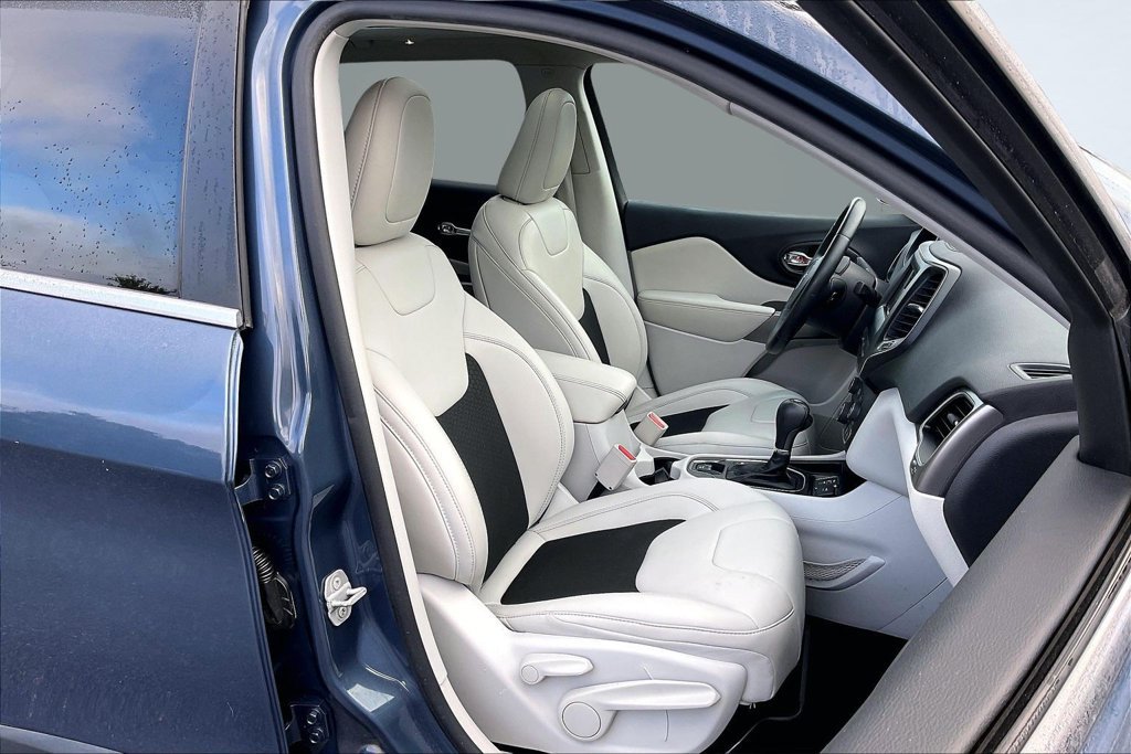 Used 2020 Jeep Cherokee Latitude Plus FWD image 30