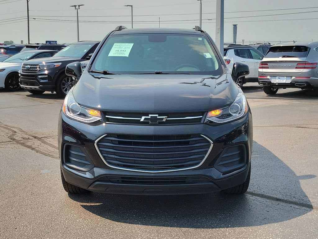 Used 2022 Chevrolet Trax LT w/ Premium Seat Package AWD/4WD image 2