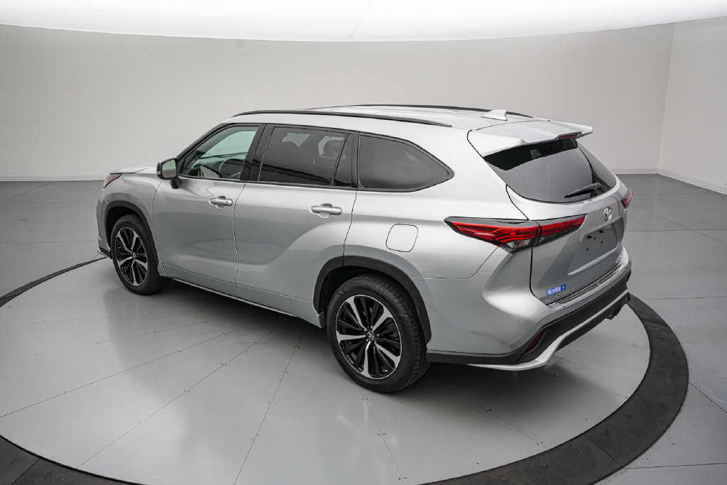 Used 2022 Toyota Highlander XSE AWD/4WD image 6