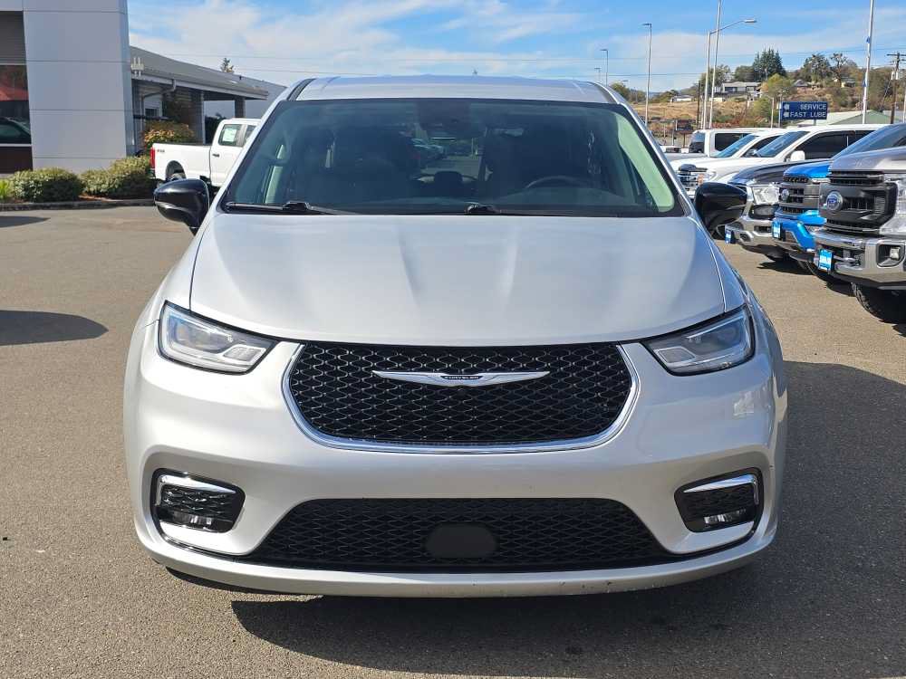Used 2024 Chrysler Pacifica Touring-L FWD image 8