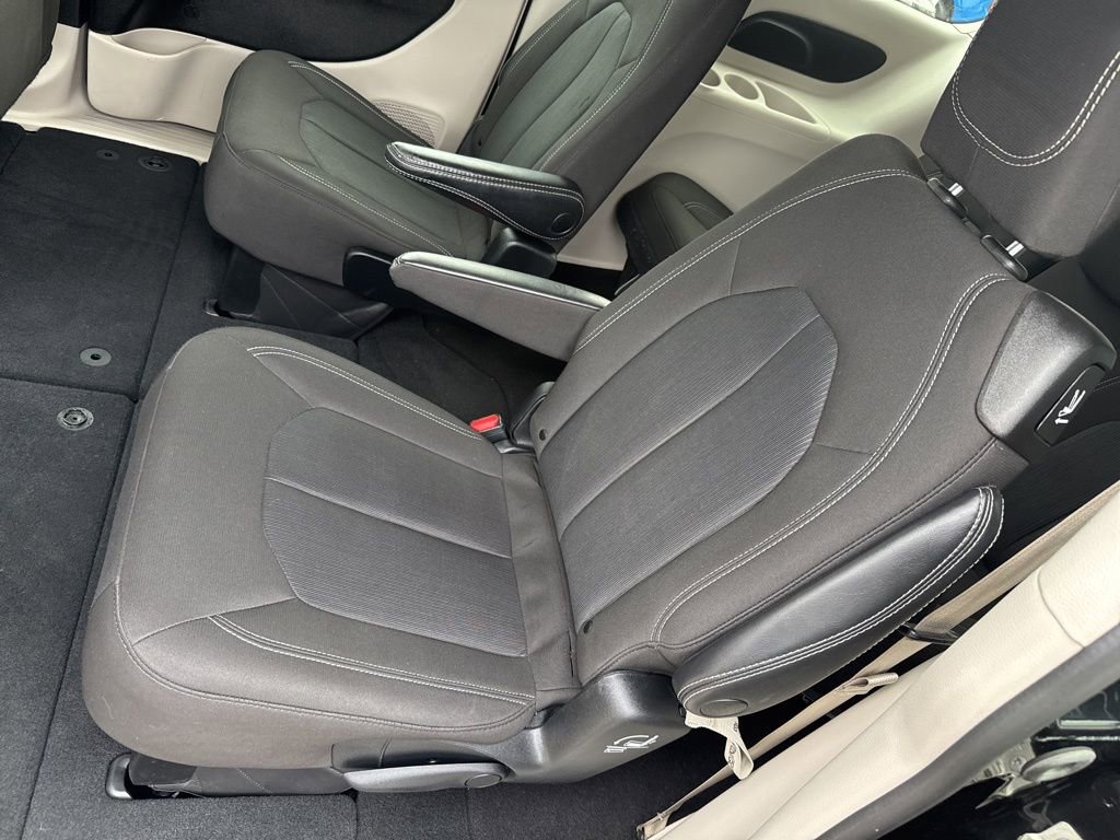 Used 2023 Chrysler Voyager LX image 30