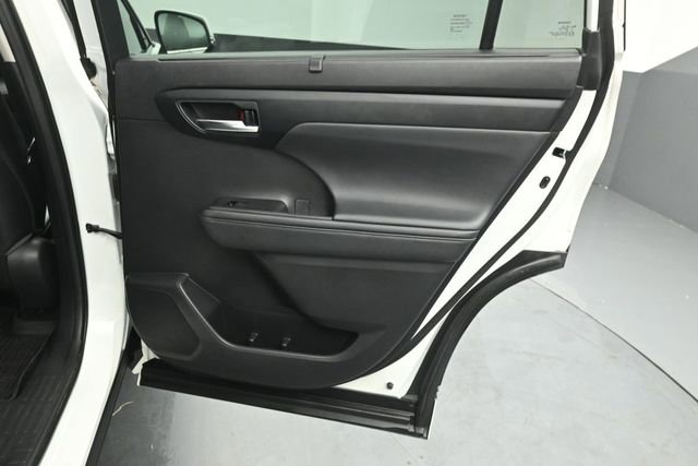 Used 2021 Toyota Highlander XLE AWD/4WD image 28