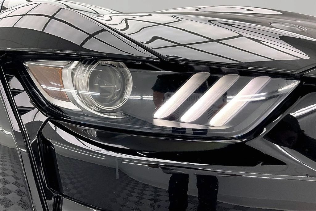 Certified 2022 Ford Mustang Shelby GT500 w/ Carbon Fiber Track Pack RWD image 27