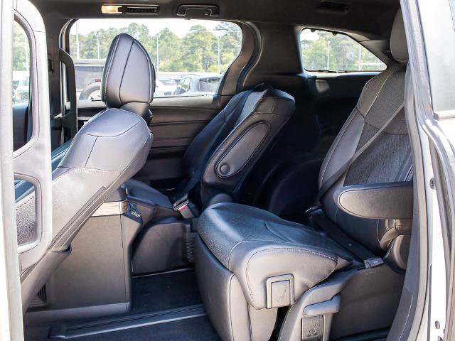Used 2025 Toyota Sienna Platinum AWD/4WD image 17