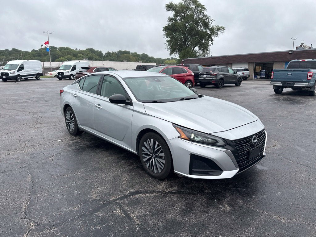 Used 2024 Nissan Altima 2.5 SV FWD image 3