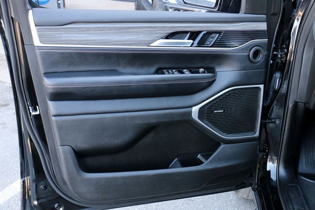 Used 2024 Jeep Wagoneer L Series II image 13