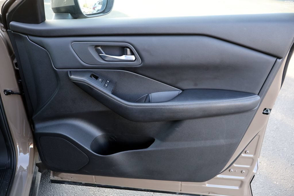 Used 2025 Nissan Rogue SV AWD/4WD image 19