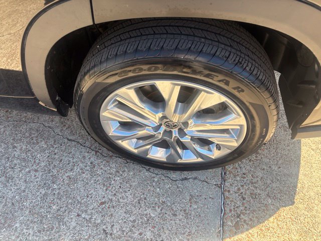 Used 2021 Toyota Highlander Limited FWD image 11
