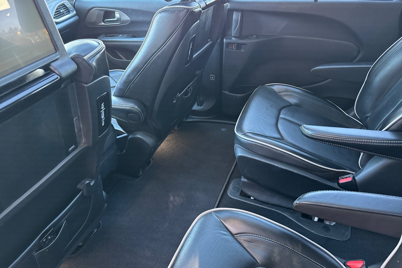 Used 2022 Chrysler Pacifica Limited w/ Uconnect Theater Family Group FWD image 14