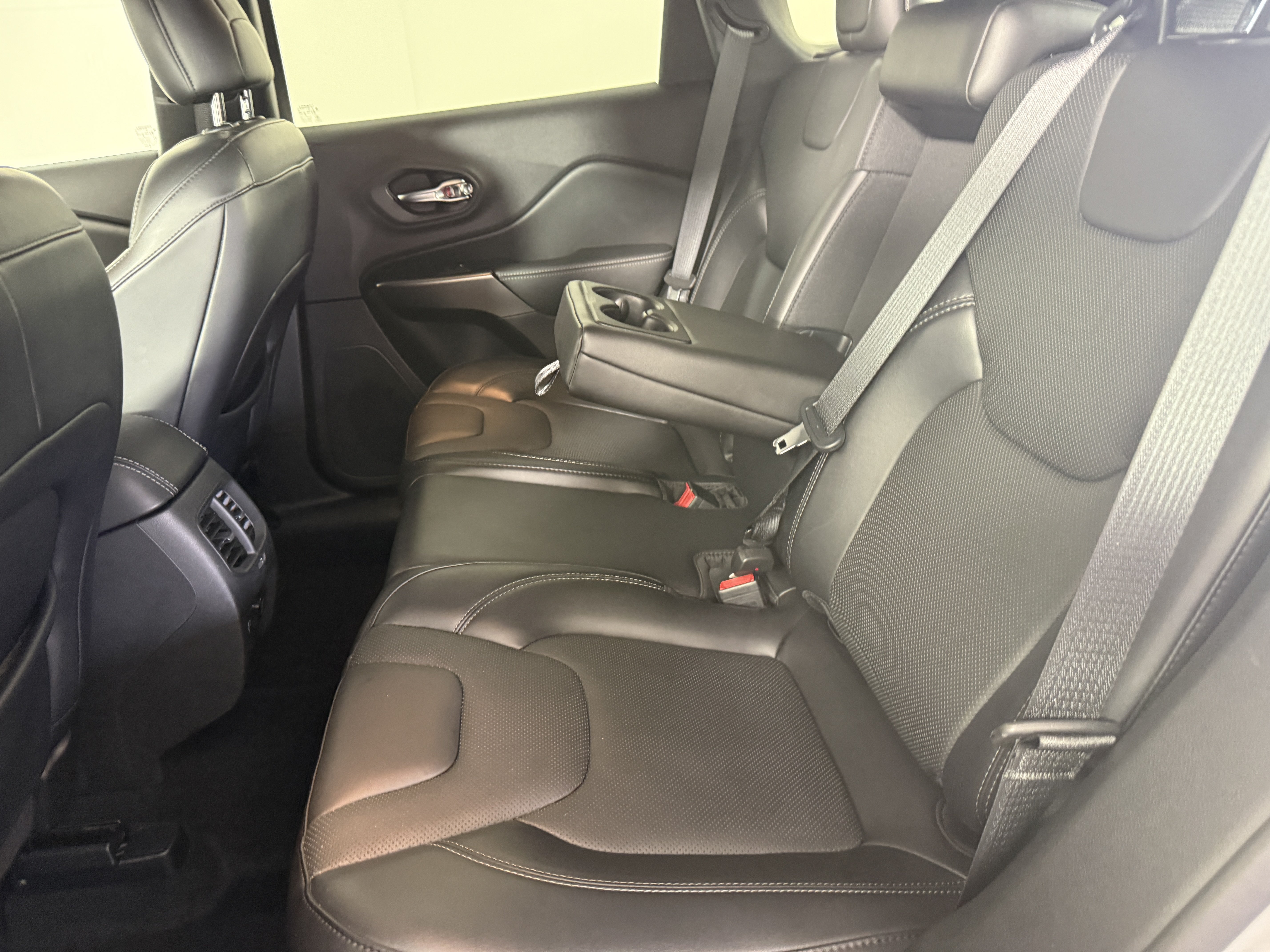 Used 2021 Jeep Cherokee Limited AWD/4WD image 15