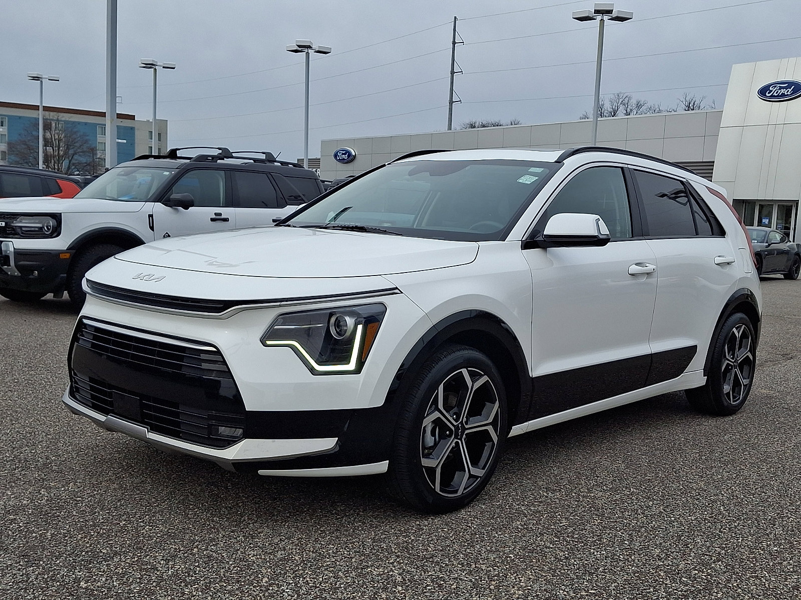 Used 2023 Kia Niro EX Touring image 4