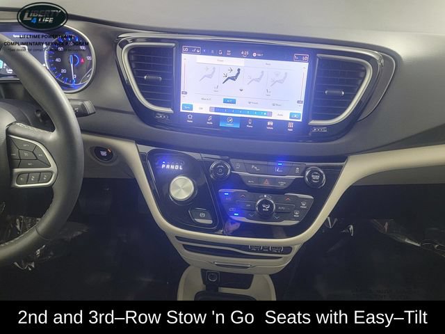 Used 2024 Chrysler Pacifica Touring-L FWD image 21