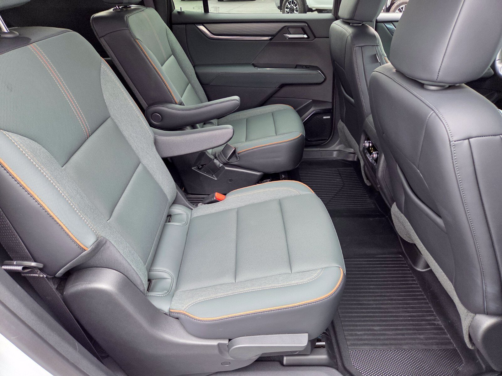 Used 2025 GMC Acadia AT4 w/ Luxury Package AWD/4WD image 15