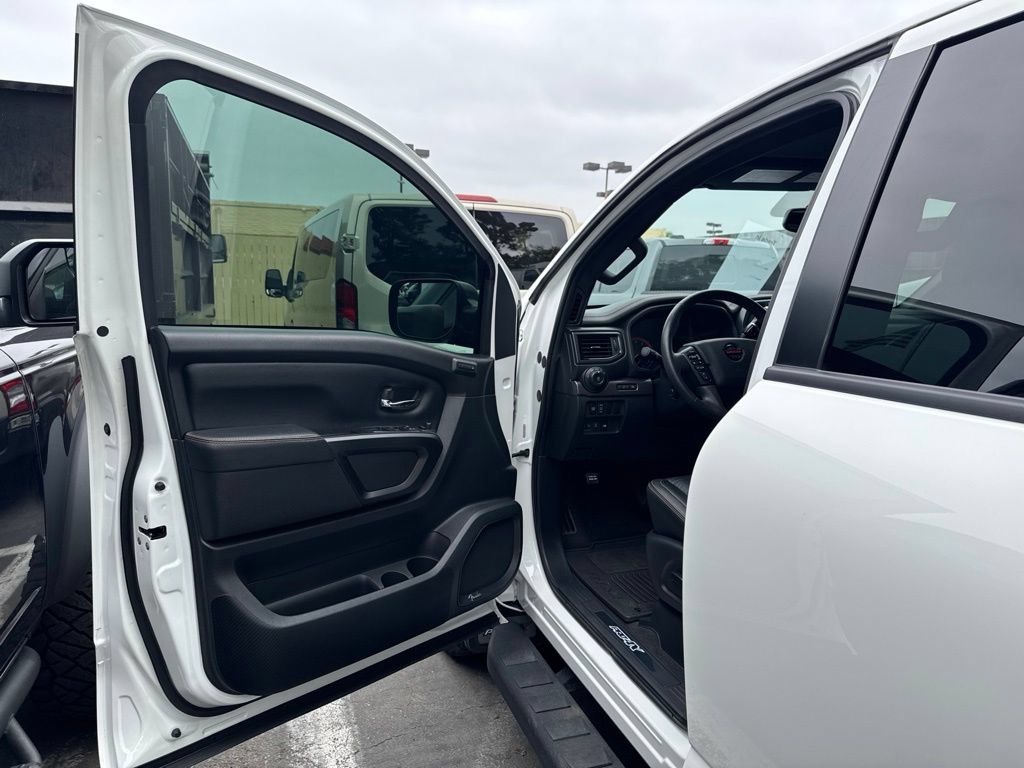 Used 2021 Nissan Titan PRO-4X w/ Pro-4x Convenience Package AWD/4WD image 6