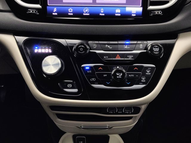 Used 2024 Chrysler Pacifica Touring-L FWD image 32